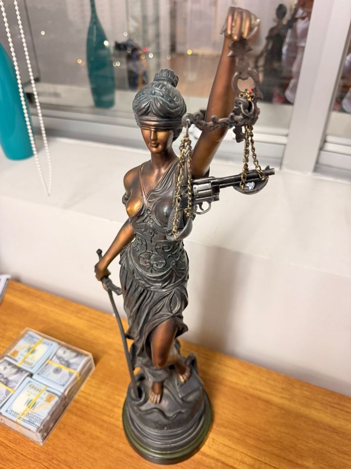 Estatueta da Justiça sobre a mesa do escritório